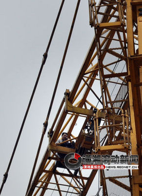男子爬塔吊续:地势复杂消防没法铺设气垫[图]_新浪新闻