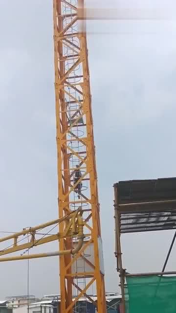 塔吊美女下来速度贼快,这么着急,是憋不住了吗