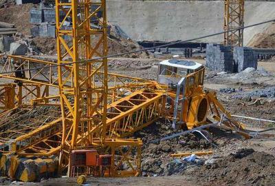 惨烈!山东泗水在建工地一塔吊折断,3名工人摔下造成1死2伤