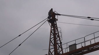 塔吊上的生死一线 消防官兵紧急营救轻生女子