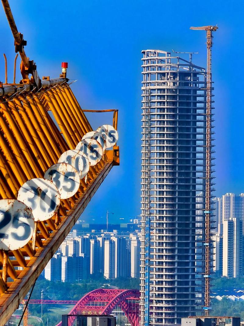 晴空下的赣州 塔吊林立，城市新颜耀眼绽放