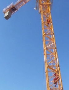 七旬老太昏倒30米塔吊，三名消防勇士成功营救