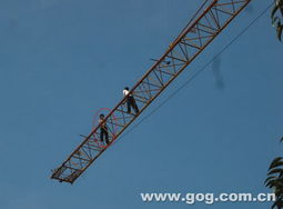 两万元工钱引纠纷，包工头爬上30米塔吊讨薪