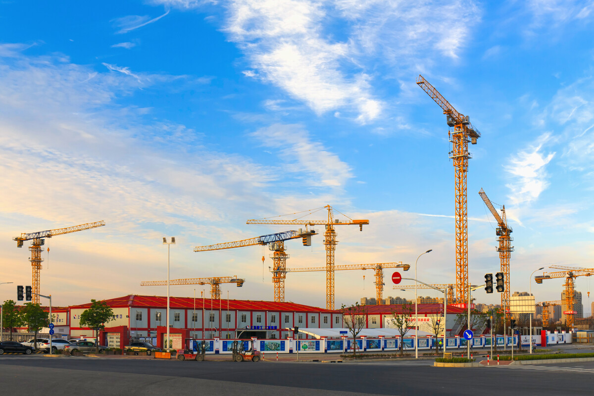 塔吊林立 现代都市建设的交响曲